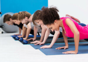 Quais são os músculos trabalhados ao fazer flexões?