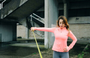 4 exercícios para tratar a dor no ombro