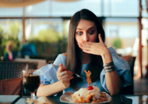 O que fazer depois de comer demais?