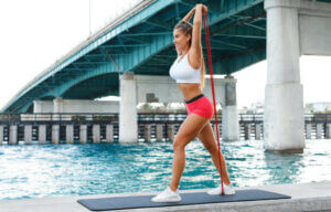 3 exercícios com faixa elástica para o tríceps